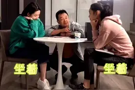 黄海波表演课堂曝光，与女生面对面眼神直勾勾，男同学听课得歪头图片