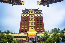 甘南最著名的地标，也是网红景点，网友：这座阁楼就是一件艺术品图片