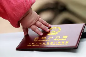 爸爸给儿子取名"东风"，护士手误少写一笔，妈妈笑称：不改了图片