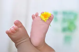 新生儿印脚印，是医生在帮“省钱”，这个“临时身份证”太萌了图片