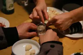 俄罗斯媳妇嫁到中国以后，向父母诉苦，千万别相信“就喝一点”图片