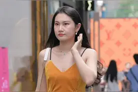 小姐姐一袭橘黄色丝绒吊带连衣裙，复古优雅，青春靓丽图片