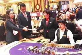 澳门荷官变沙包，暴躁赌客频繁施袭图片