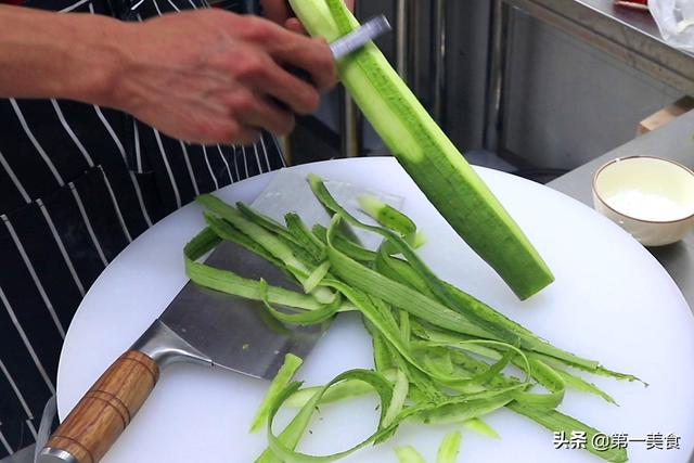 丝瓜作为夏季时令菜、和番茄绝配，维c含量高，简单一炒营养美味