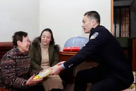 新春走基层 | 警察家庭的春节故事 特殊的“留”与“守”图片