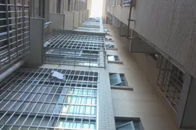 痛心！三岁女童独自进了电梯，被发现时不幸坠亡！监控拍下最后求助画面…图片