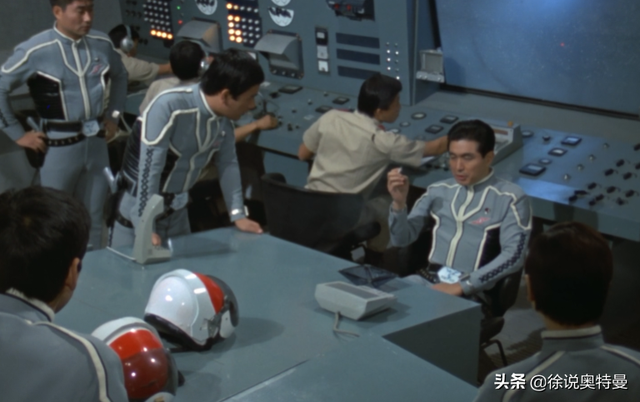 奥特曼被强大的机器人按在地上不能动了，赛文奥特曼：起来