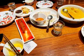 何超莲排队吃饭花了452元，抱怨难吃却没说店名，被网友猜出图片