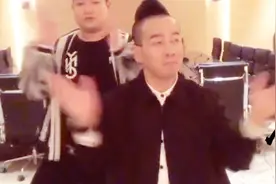 他是陈小春的御用替身，外貌和一举一动都和“山鸡哥”一模一样！视频封面