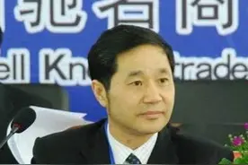 茅台刘自力，搞权色交易，撰文悼亡妻，反问怼记者，难道喝拉菲图片