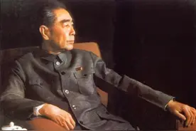 1943年，胡宗南带30名将军摆下鸿门宴劝酒，周恩来总理机智化解图片