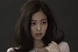 Jennie烟熏妆洒脱清冷，慵懒韵味的小女人，遇上小香风羽毛纱裙图片