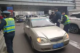 黑车司机“聪明反被聪明误”! 贴个标识就是“网约车”？图片