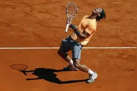 红土上至少两次击败纳达尔的球员都有谁？图片