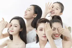 在她们面前，比美毫无意义图片