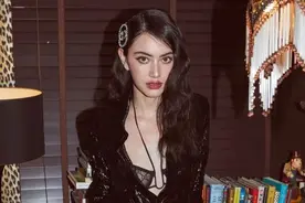 “泰国第一神颜”Mai晒照，穿性感小吊带配金色阔腿裤，明艳动人图片