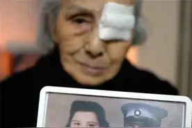 跨越77年的等待：93岁老人苦苦寻找爱人，见到对方灵位声泪俱下图片