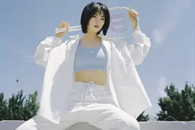 23岁姚安娜真该火！新歌穿露脐装拿网球拍秀A4腰，人美歌甜太绝了图片