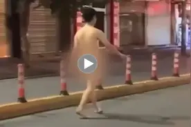 惊了！非常时期，越南一男子竟赤身裸体在街头行走图片