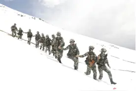 海拔4000米高原上10名女兵用脚步丈量祖国边境线图片