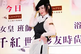 潘迎紫就算老了也迷人，马甲勒出17岁身形，可惜粉底太浓显得苍白图片