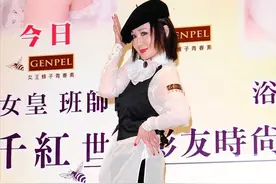潘迎紫就算老了也迷人，马甲勒出17岁身形，可惜粉底太浓显得苍白图片