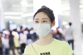 王莫涵扎丸子头戴口罩低调现身机场，脸上架眼镜满满少女气息图片
