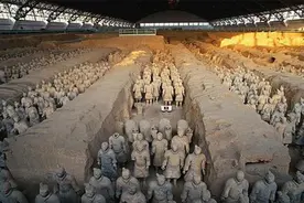 兵马俑里发现一个会动的兵俑，武警紧急出动，难道是穿越者？图片