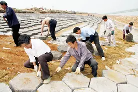 真爱！24岁外国美女嫁45岁建筑工人，看中他什么呢？图片