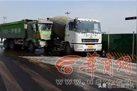 咸阳南收费站附近罐车渣土车相撞 大量柴油泄漏流淌至路面图片
