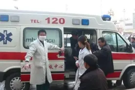 男子在酒店突然失去意识，保安拒绝120急救人员乘电梯救人，称“未接到领导通知”图片