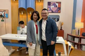 岳云鹏晒与董明珠合照，两人眯眯眼超相似，网友却被身后帅哥吸引图片