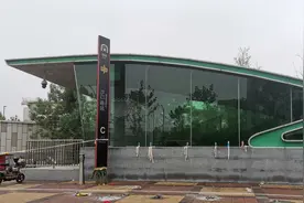 郑州地铁5号线遇难者弟弟：妈妈让我求医生再抢救一下，可人已硬了，24岁老姐还没结婚，曾戏说以后让我养她图片