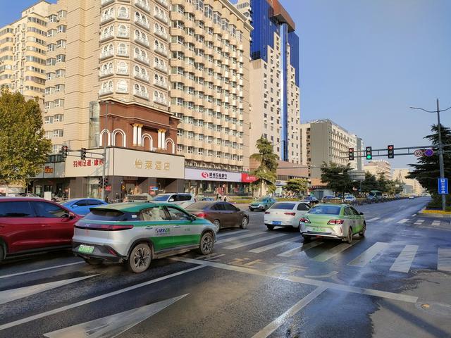 郑州市出租车9成已变“绿牌”，司机分享感受：一年能省2、3万，但对汽车寿命“不放心”