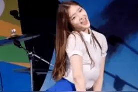 韩国女星在跳舞时出现意外，“胸部”突然掉到肚子，观众满脸尴尬图片