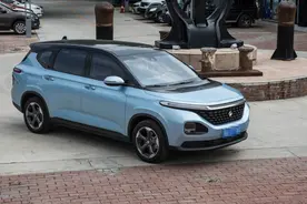 9万提了台7座RM5，配8速自动挡，有14种座椅布局，后排放倒可当床图片