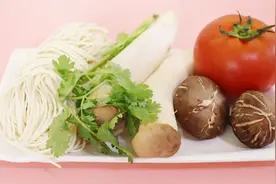 菌菇汤面这碗就够了，暖胃暖心营养健康，汤汁鲜浓，家人都爱吃图片