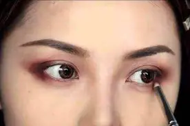 这4种化妆品，明明很“伤脸”！可很多人舍不得丢，经常往脸上涂图片