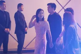 真正的"总裁夫人"：郭晶晶一袭长裙，端庄大气，不愧是豪门贵妇图片