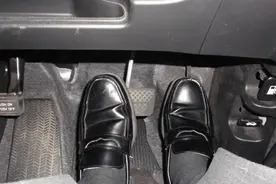 猛踩油门和不舍得踩油门，谁更伤车？原来我们都想错了图片