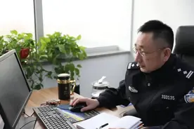 “我打死你！”10.5厘米长的钉子射穿面部后，他竟毅然朝嫌疑人扑去图片