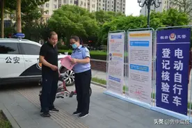 摆“地摊”送安全 桓台交警挂牌到家门口图片