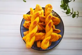 减脂主食：南瓜玉米面烤麻花（低脂无油版），附减脂早餐搭配示例图片