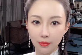 潘晓婷罕见跳舞照片，与男舞伴亲密接触，意外秀出真实腿型图片