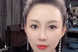 潘晓婷罕见跳舞照片，与男舞伴亲密接触，意外秀出真实腿型图片