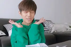 何炅为啥一直有刘海, 当他把刘海撩起来时, 这下明白什么原因了图片