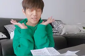 何炅为啥一直有刘海, 当他把刘海撩起来时, 这下明白什么原因了图片