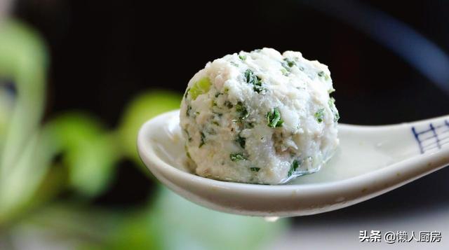 天冷爱吃这道菜，教你马蹄猪肉丸子的做法，猪肉肥瘦选择有小窍门