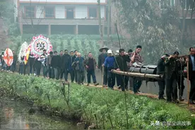 故事：遗腹子参军报国，光宗耀祖，总算将自己的父亲迁进了祖坟图片