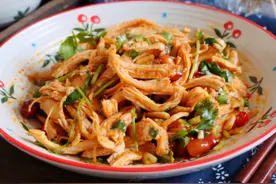 凉拌鸡胸肉时，牢记“1做1不做”，鸡肉鲜香嫩滑，不柴也不腥图片